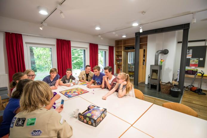 Aufenthaltsraum mit Kamin