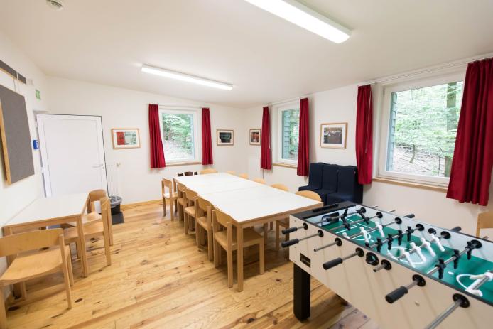 Aufenthaltsraum mit Kicker