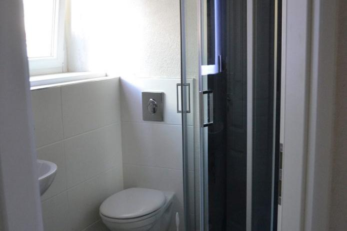 insgesamt vier badezimmer mit Dusche und WC