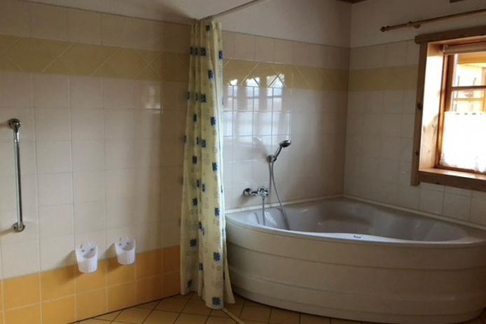 rollstuhlgerechtes Badezimmer mit Whirlbadewanne