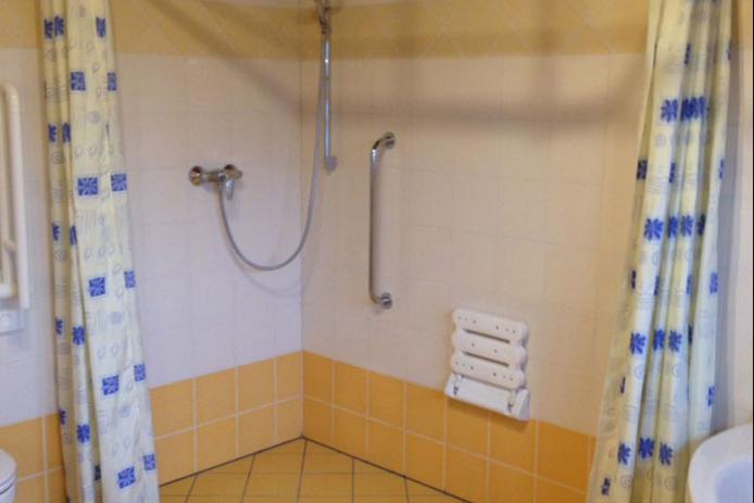 rollstuhlgerechte Dusche