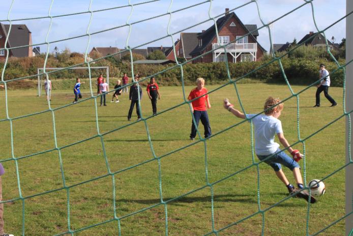 Kicken auf den beiden hauseigenen Rasenplätzen