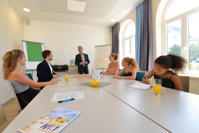 Konzentriertes Arbeiten im hellen Seminarraum. Direkt an der See...