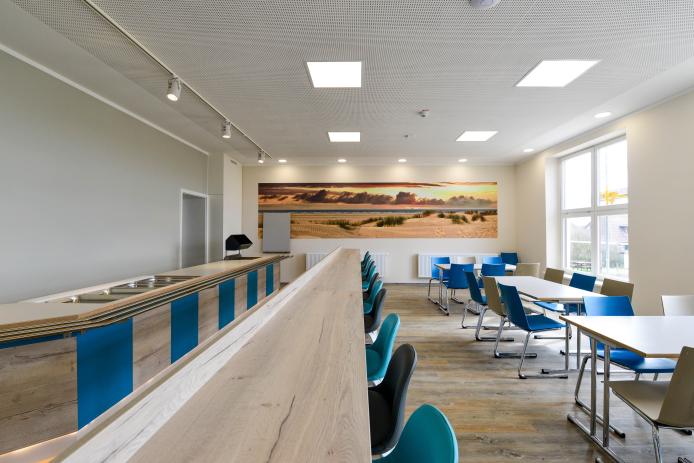 Der helle Speisesaal mit Blick auf das großzügige Gelände