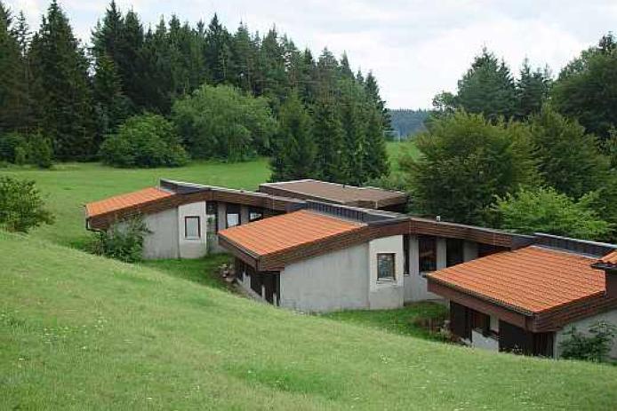 Häuser in der Natur im Feriendorf Tieringen