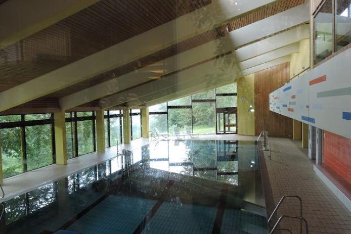 Hallenbad im Feriendorf mit kostenfreiem Eintritt für Gäste