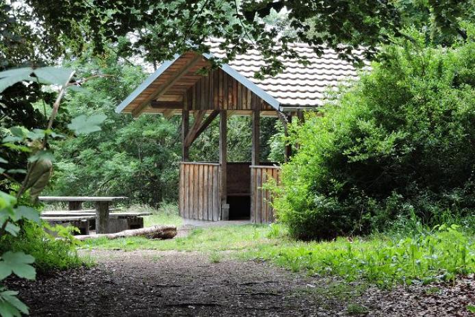 Grillplatz mit Hütte nur wenige Meter von den Ferienhäusern entfernt.