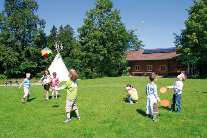 Unsere Blockhütte mit Tipi und Lagerfeuerstelle