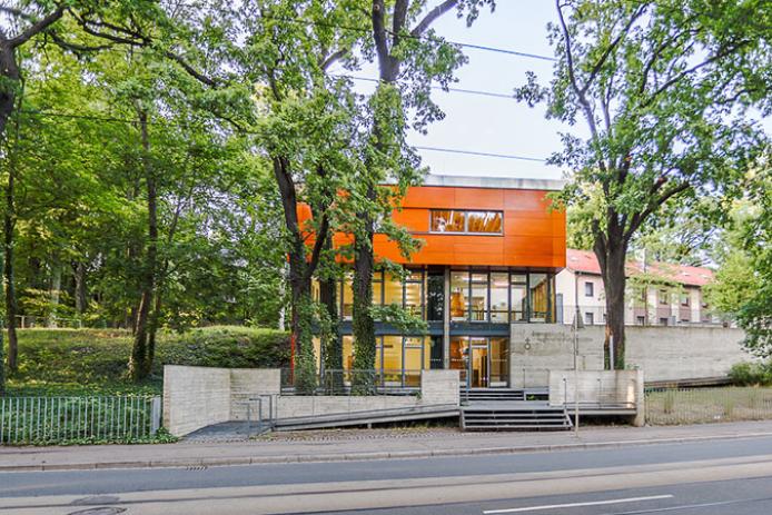 Tagungshaus (Blick von der Straße)