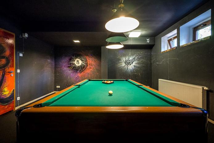 Freizeit- und Spielekeller für Tischtennis, AirHockey oder Billard