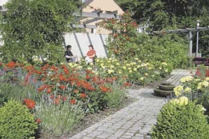 Rosengarten mit Springbrunnen