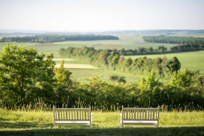 Blick in die weite Landschaft um Schloss Craheim