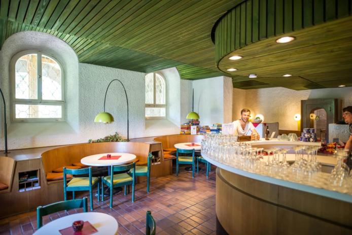 Schlosskeller mit Selbstbedienung an Getränken und Snacks