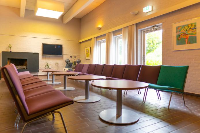 Das gemütliche Kaminzimmer in Christianslyst wird auch als Lehrerzimmer genutzt