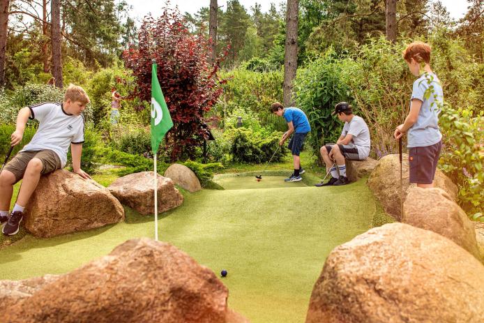 Minigolf an frischer Luft, direkt im Feriendorf nur ein paar Meter von den Bungi