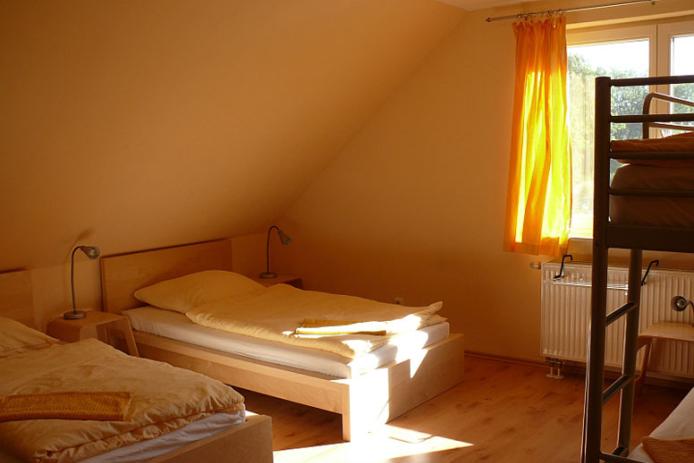 4-Bett-Zimmer mit Einzelbetten und Etagenbett
