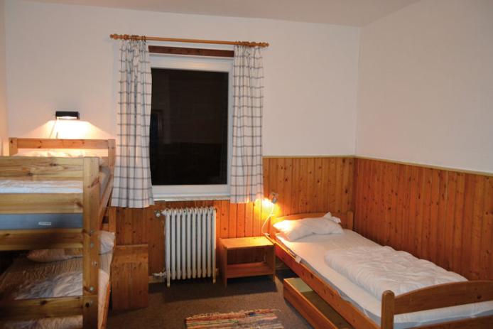 Schlafzimmer mit Etagenbett und Einzelbetten