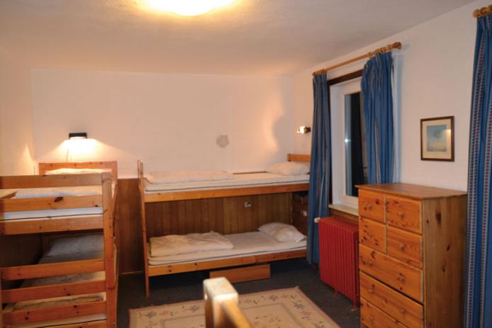 Schlafzimmer mit Etagenbett und Einzelbetten