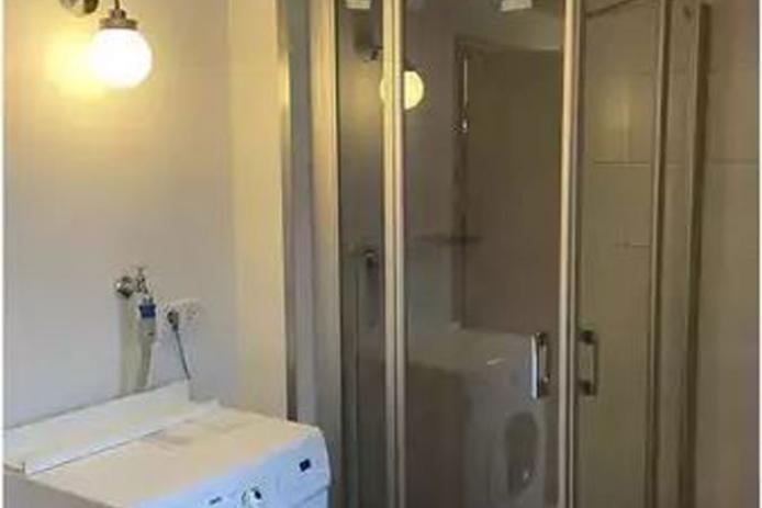 Badezimmer mit Dusche