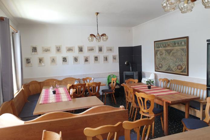 Großer Speise- und Aufenthaltraum mit Schwedenofen