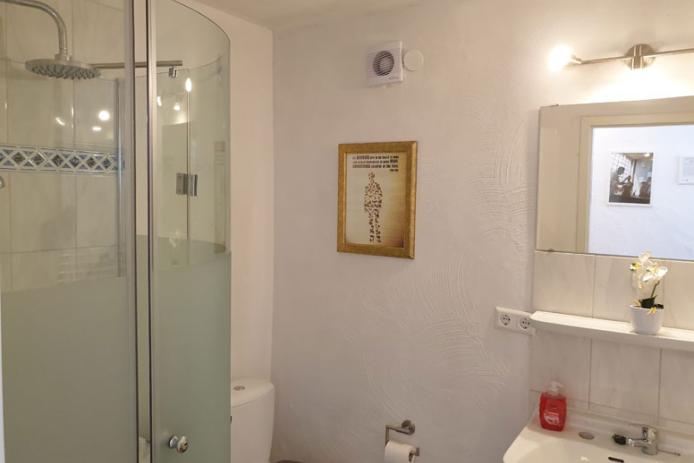 Badezimmer mit Dusche und WC
