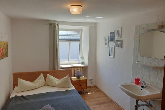 Schlafzimmer mit frz. Bett und fl. Wasser