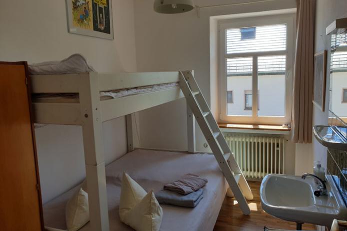 Schlafzimmer mit Etagenbett für 2-3 Personen und fl. Wasser