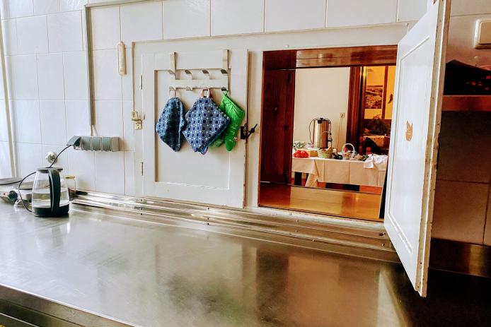 Gastro-Küche mit Durchreiche zum Festsaal