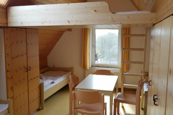 Dachzimmer mit Schwebebett im Haus Sinai