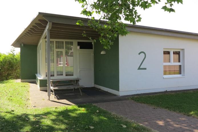 Bungalow mit Aufenthaltsraum und 3 Zimmern (12 Betten) mit jeweils Dusche/WC