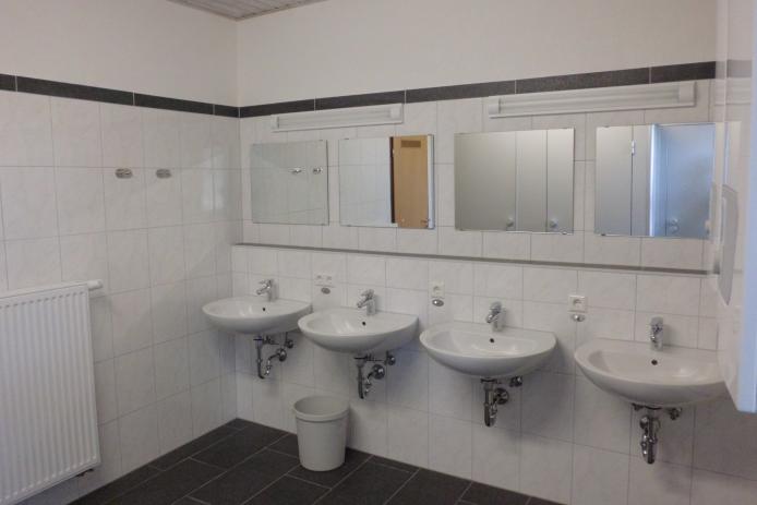 Bad mit 4 Waschbecken