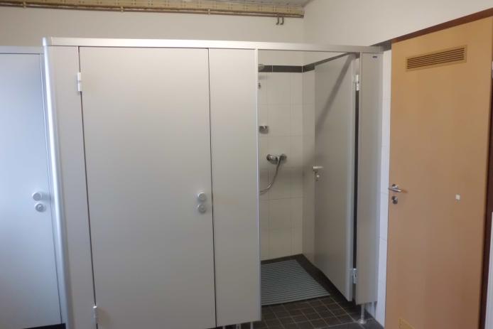 2 Toiletten und 1 Dusche