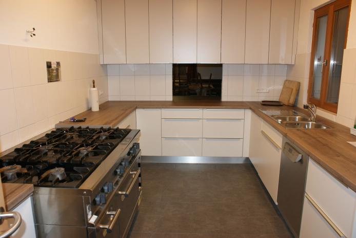 Küche mit Gasherd, Spülmaschine und Kühlschränken