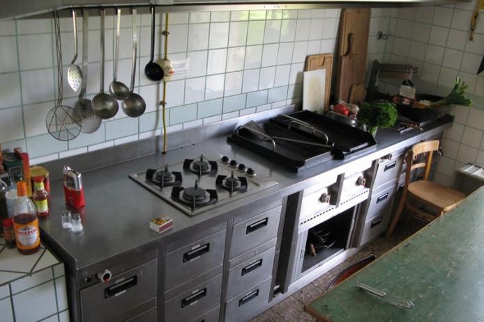 4er Gasfeld, Friteuse, Bräter, Warmhalteschubladen, 2 Großbrenner, Kombidämpfer