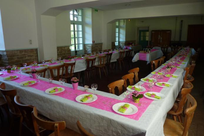 Festlich gedeckter Speiseraum