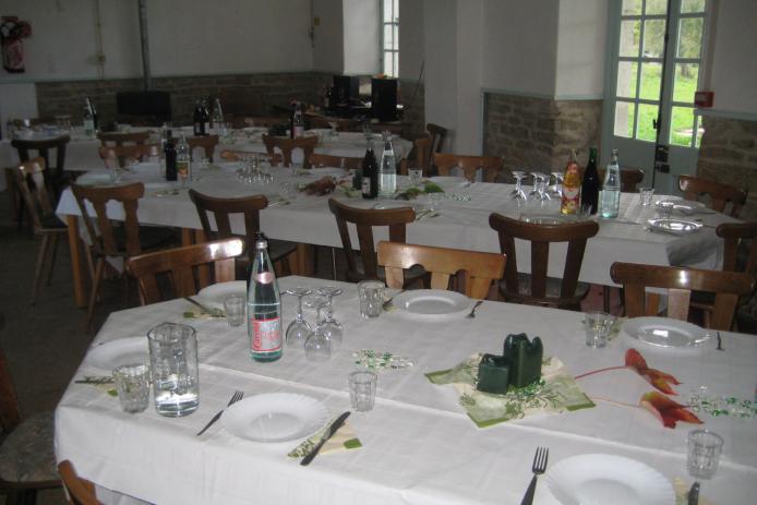 Festlich gedeckter Speiseraum