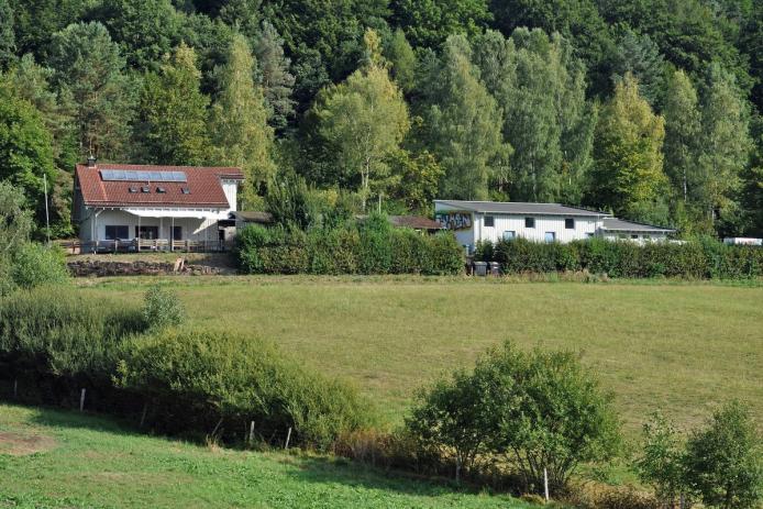 Freizeithaus links, Aufenthaltshalle Zeltplatz rechts