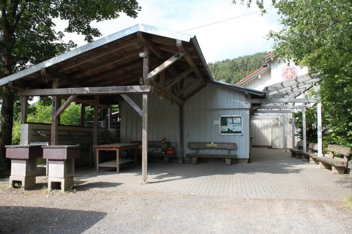Zeltplatz Spülstelle, Grillplatz und Sanitärgebäude