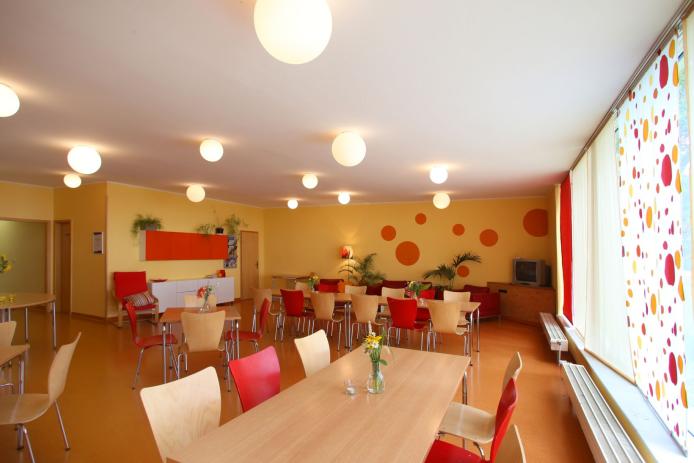 Der gemütliche, farbenfrohe Aufenthaltsraum.