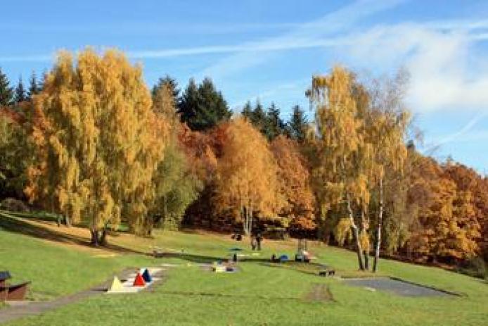 Außengelände mit Minigolfplatz