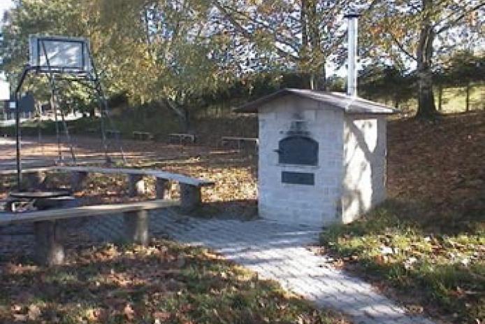 Backhaus und Feuerstelle