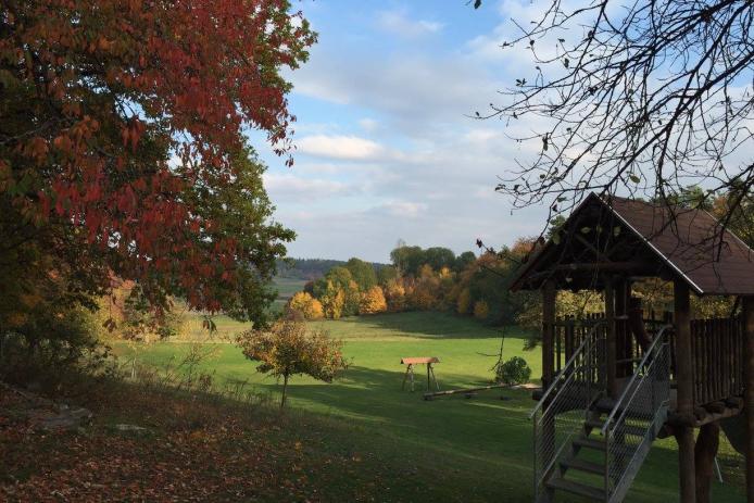 Außengelände mit Spielplatz