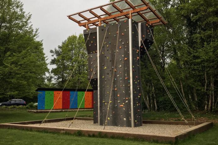 Kletterturm mit Boulderwand