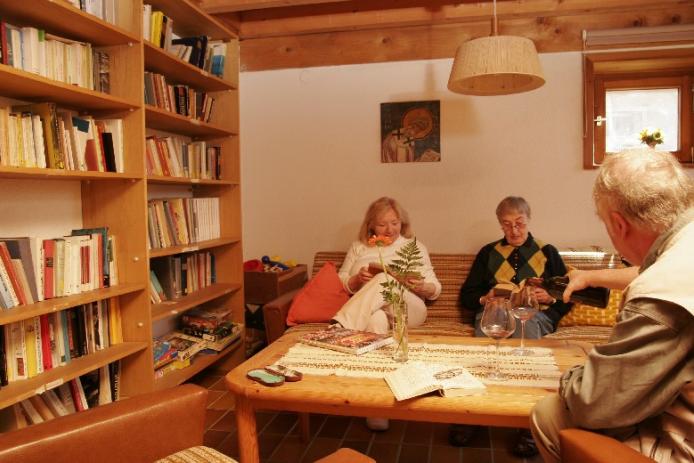 kleiner Tagungsraum (mit Bibliothek)