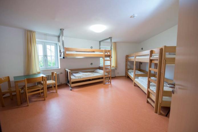 Turmzimmer mit behindertengerechtem Bett