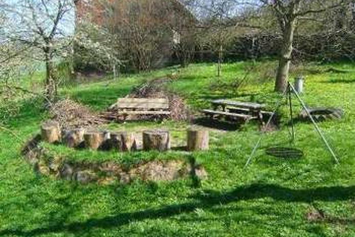 Obstbaumwiese mit Lagerfeuerstelle