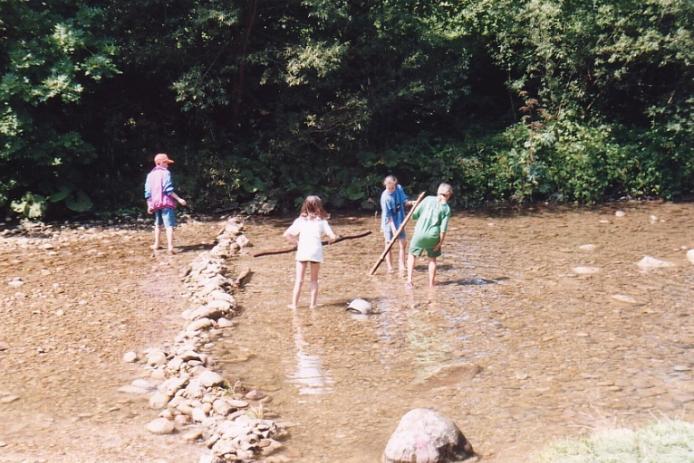 Sport und Spiel im Fluss am Haus