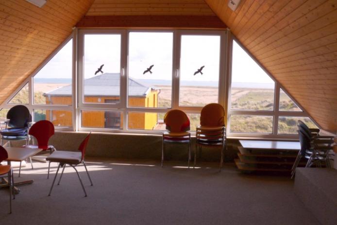 Blick vom großen Clubraum im Obergeschoss auf das Watt