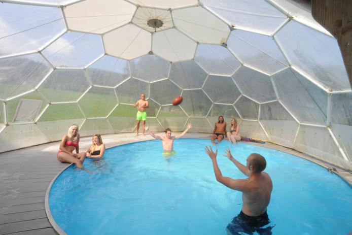 Pool mit Überdachung