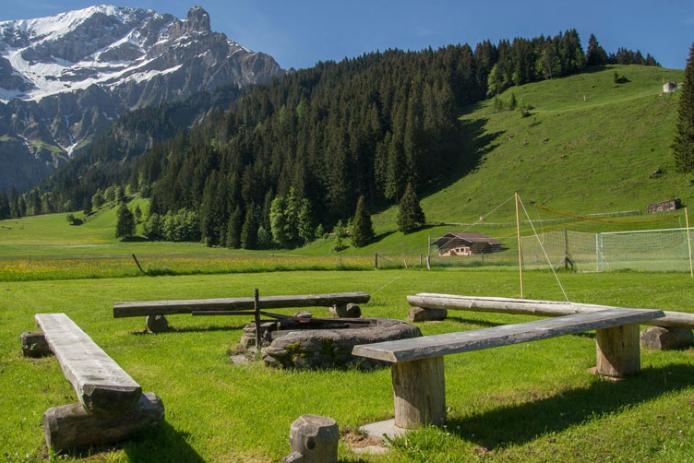 Grillstelle und Fußballplatz